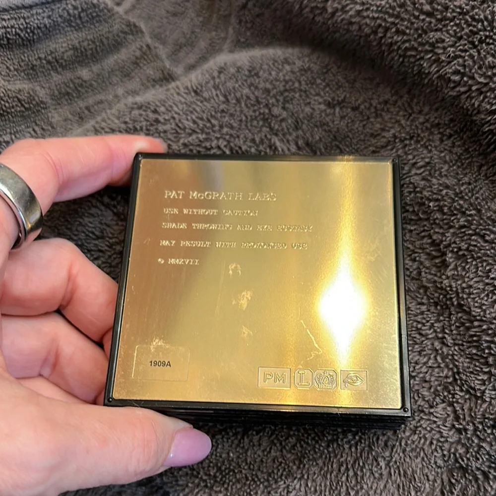 Elegant Black and Gold Eyeshadow Palette - Picture 4 of 4